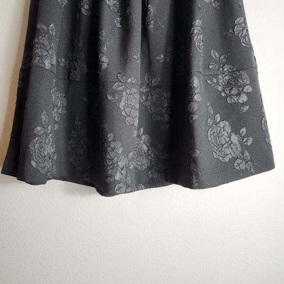 Elle Black Pleated Rose Applique Full Knee Length Skirt-Size 6 - Picture 3 of 9